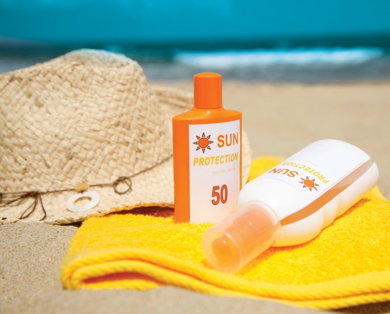 Hautpflege im Sommer Strand Sonnencreme Strohhut Damen Sonnenschutz Spray