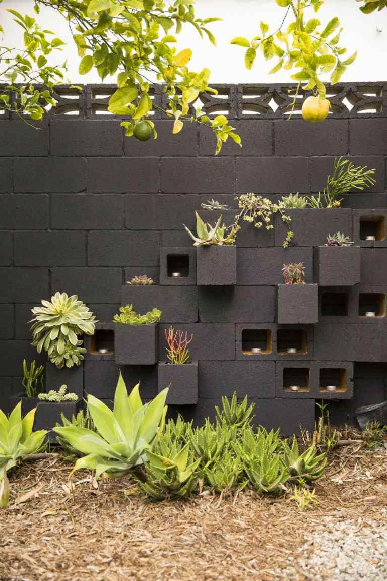 Idee für eine Betonmauer aus schwarzen Bausteinen und Pflanzsteinen