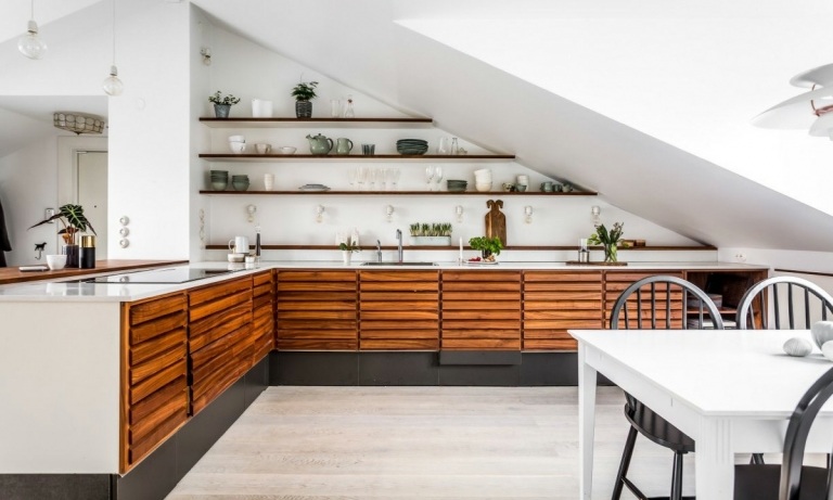 Idee für eine Küche in L-Form bei Dachschräge mit Regalen statt Oberschränken