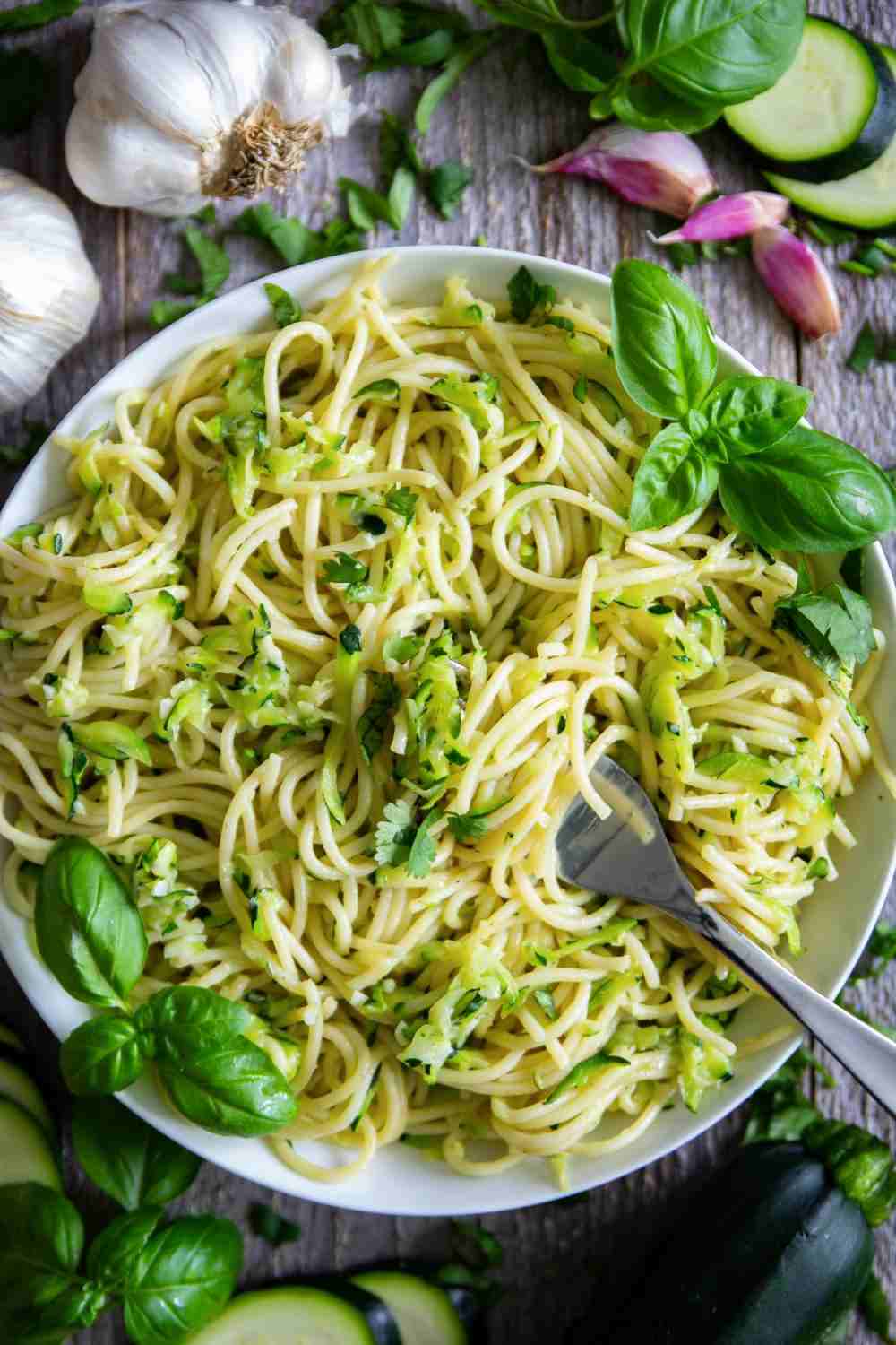Idee für heiße Tage für Spaghetti mit Zucchini, Knoblauch und Parmesan