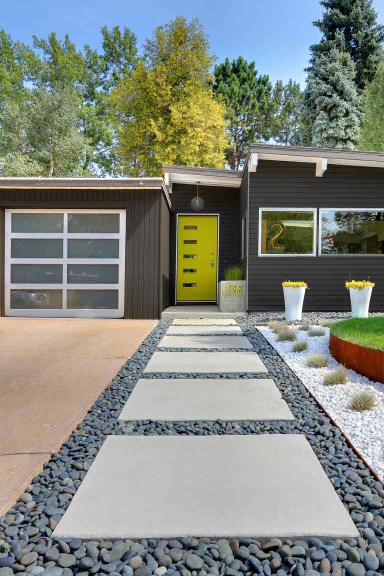Idee mit Beton und Kies als Gartenweg für den Vorgarten eines Hauses im skandinavischen Stil