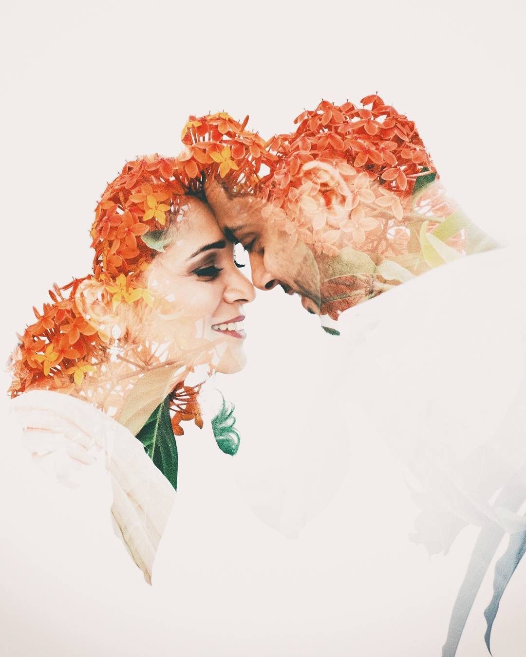 Idee mit orangen Blüten anstelle der Haare der Braut und des Bräutigams