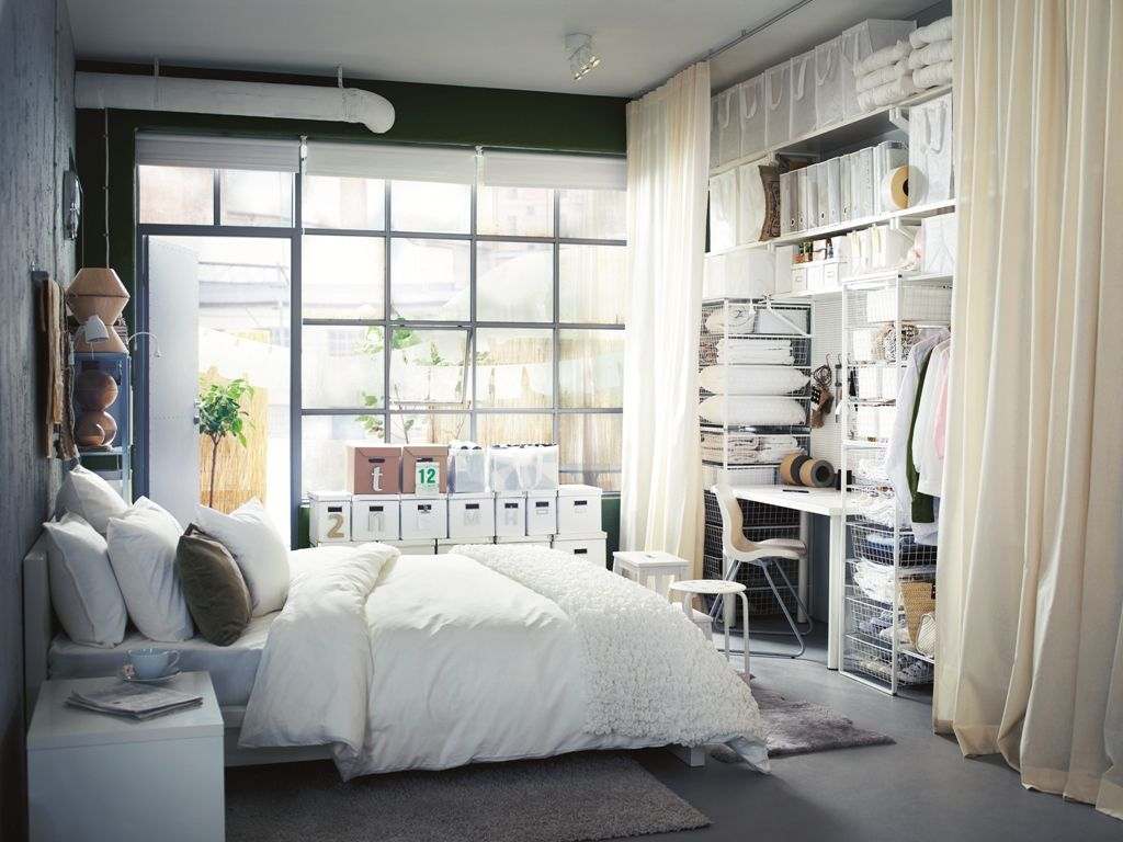 Idee zum 12 qm Zimmer einrichten von Ikea mit offenem Regal und Vorhängen als Raumteiler