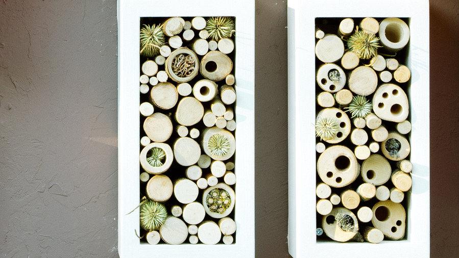 Insektenhotel bauen Anleitung Biene anlocken hartes Holz Öffnungen durchbohren