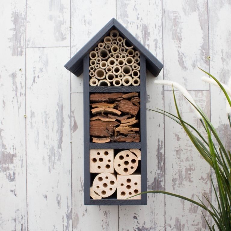 Insektenhotel bauen Anleitung Holzhaus Dolzstab durchbohren