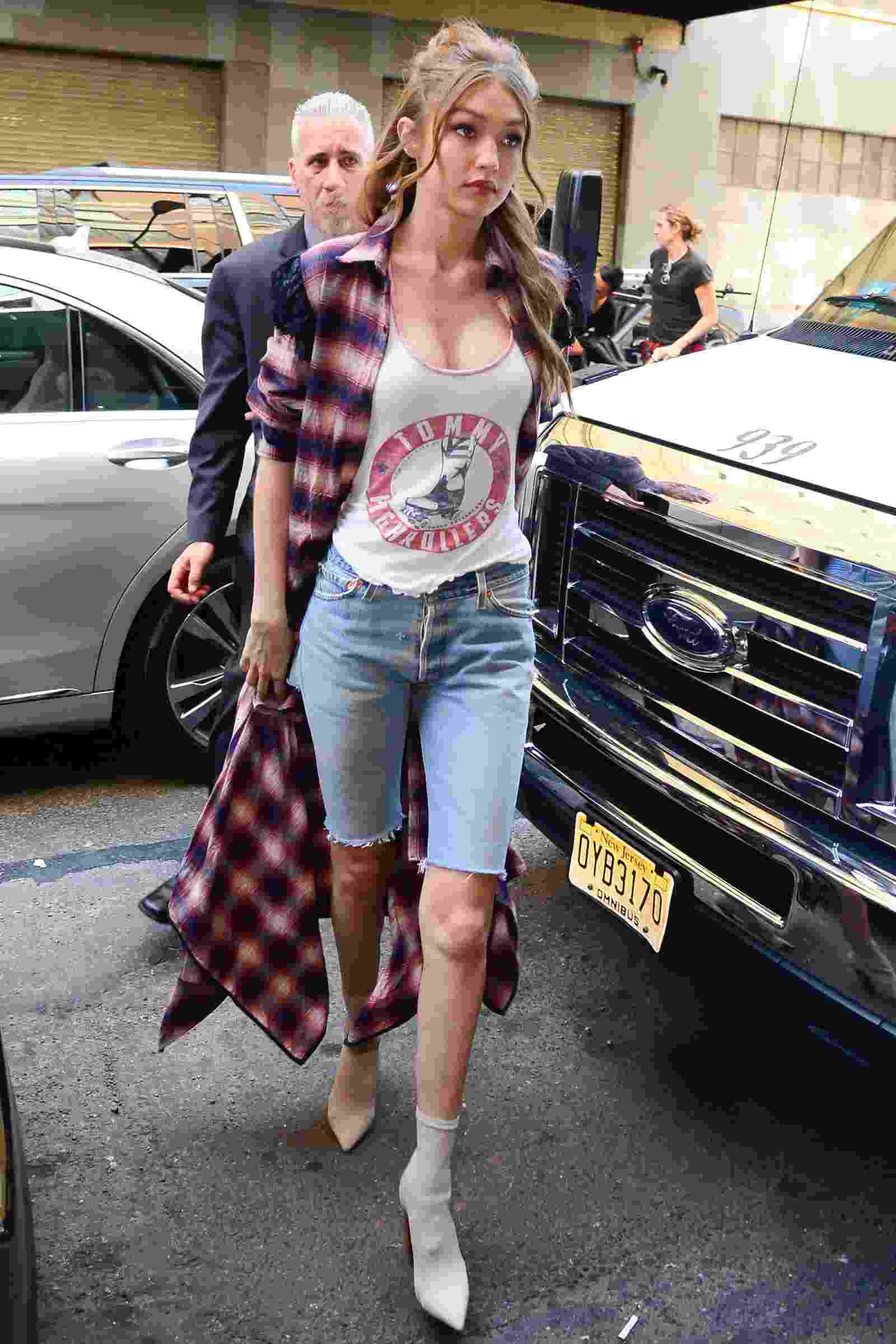 Jeans Radlerhose kombinieren Hemdbluse Lang Gigi Hadid Outfit Ideen