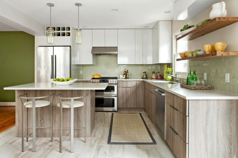 Küchenzeilen in Holzoptik und weiße Oberschränke in einer offenen Küche