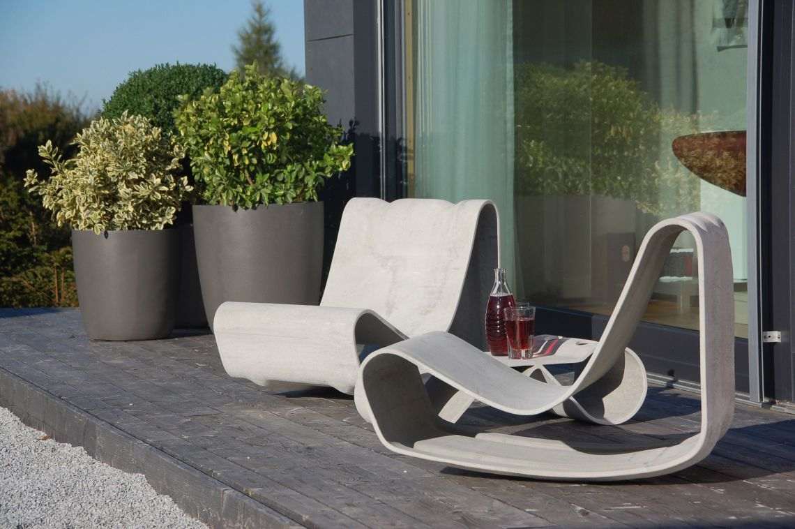 Liegestühle als Gartenmöbel für eine moderne Gartengestaltung mit Beton