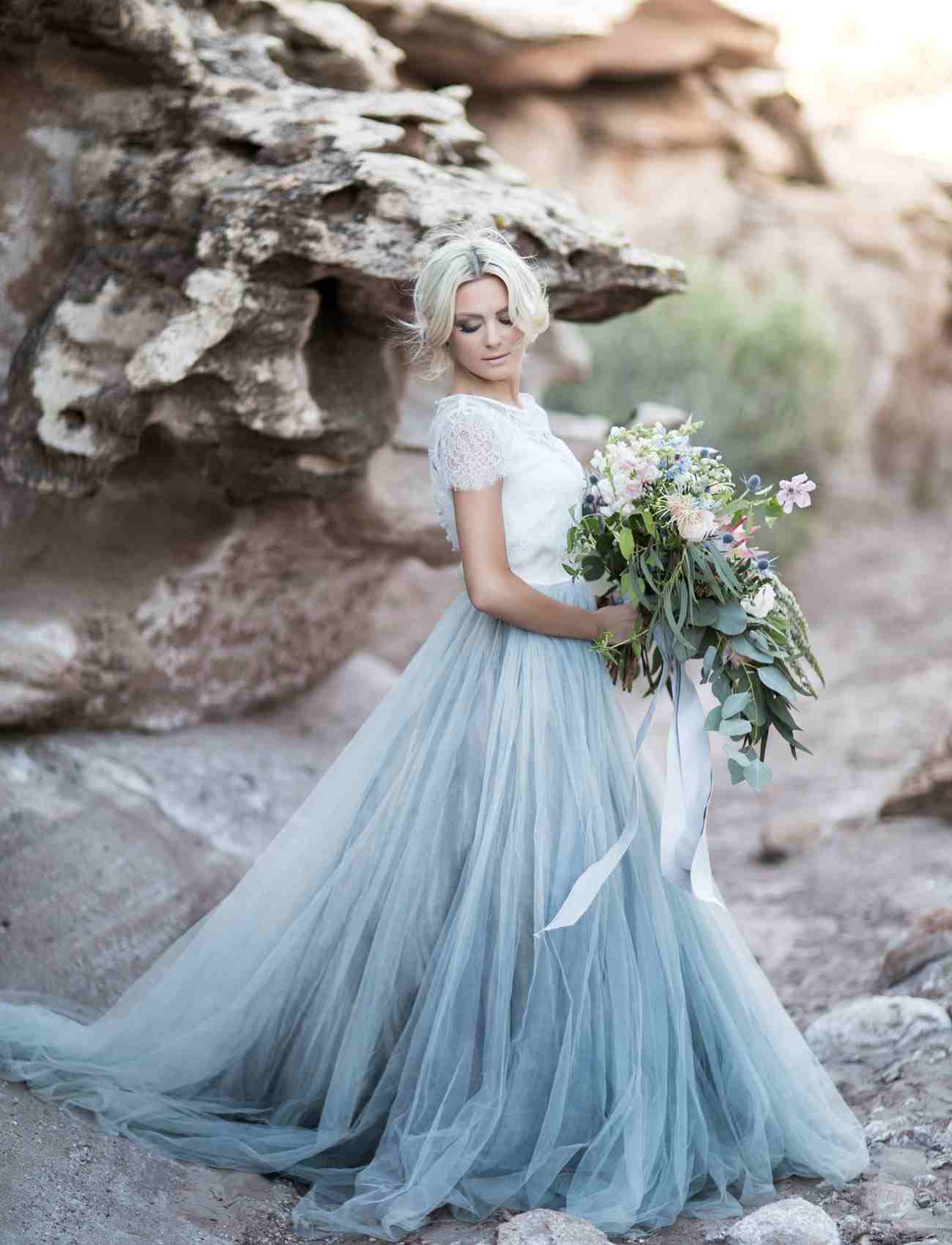 Lässige Brautkleider Blau Pastellfarben Hochzeit am Strand planen Blumenstrauss
