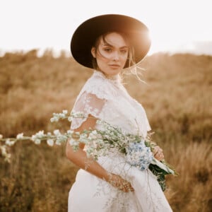 Lässige Brautkleider Country Look Landhaus Hochzeit planen im Freien Damenhut