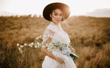 Lässige Brautkleider Country Look Landhaus Hochzeit planen im Freien Damenhut