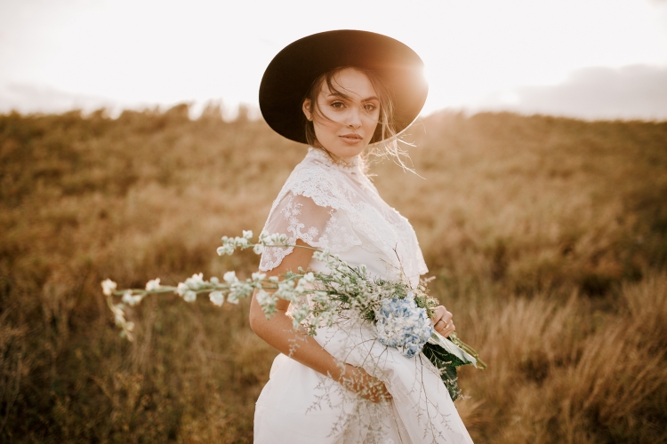 Lässige Brautkleider Country Look Landhaus Hochzeit planen im Freien Damenhut