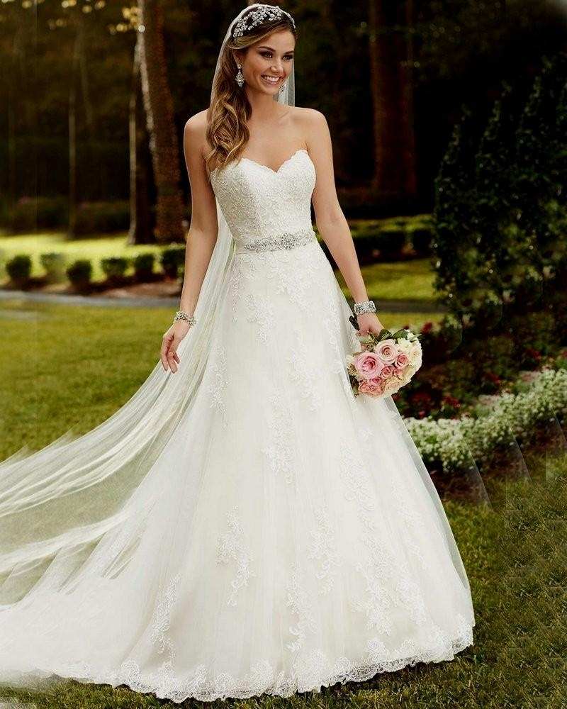 Lässige Brautkleider Country Style Hochzeit planen Kleid schulterfrei Haaraccessoires
