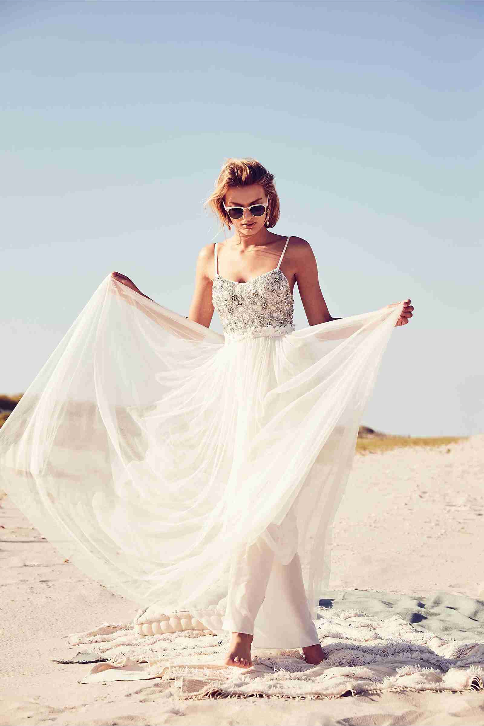Lässige Brautkleider Strandhochzeit im Boho Style planen Spitzendetails Hochzeitskleid Sonnenbrille
