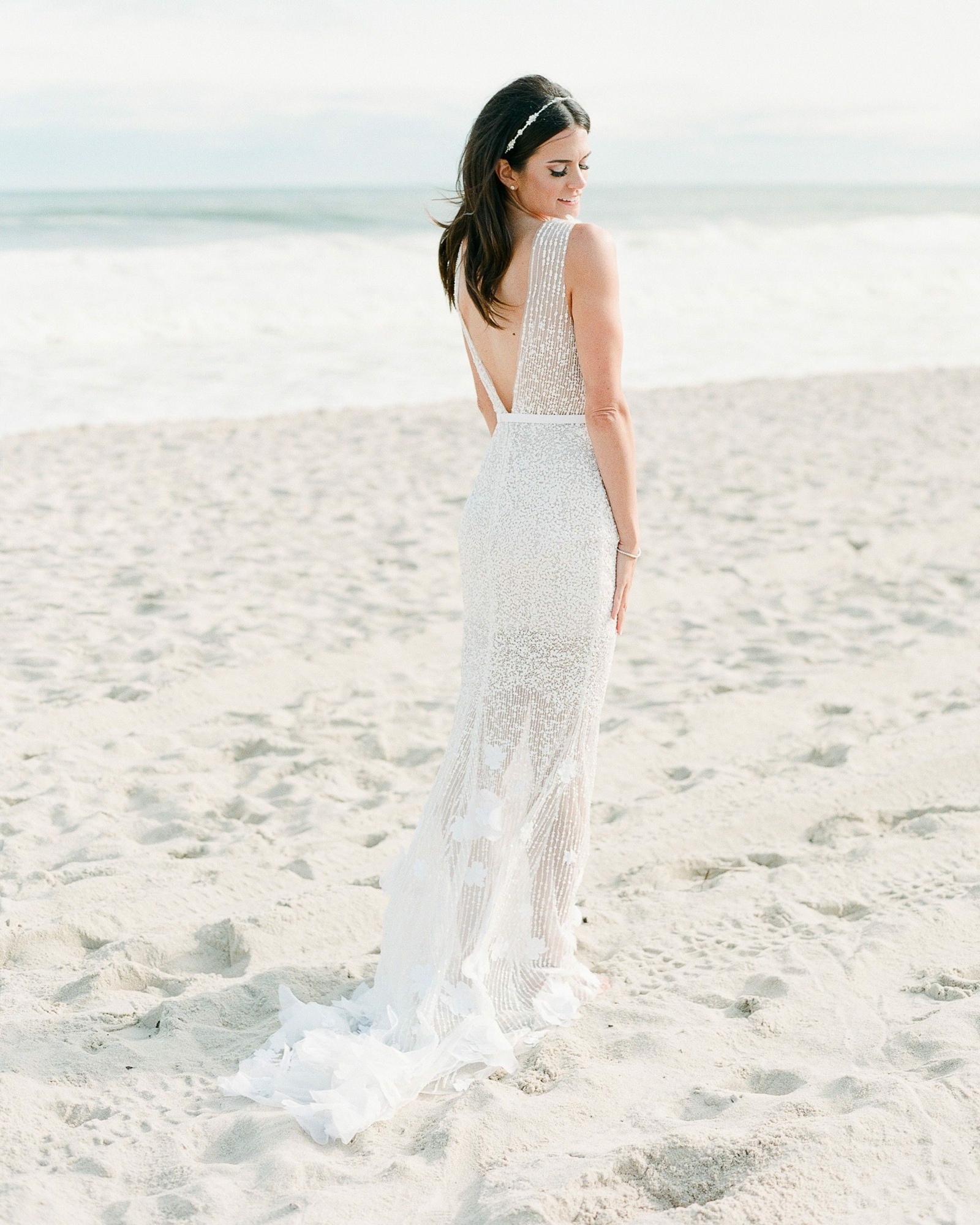 Lässige Brautkleider Strandhochzeit im Boho Style planen Spitzenkleid Haaraccessoires