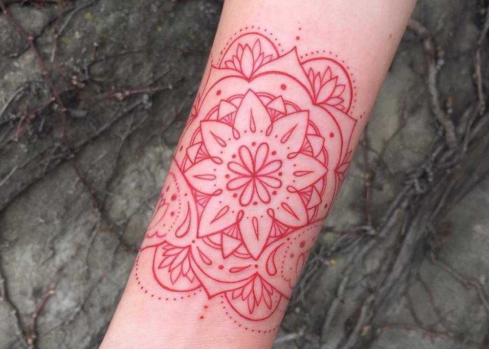 Mandala in Rot as Women or Mens Tattoos for the Arm