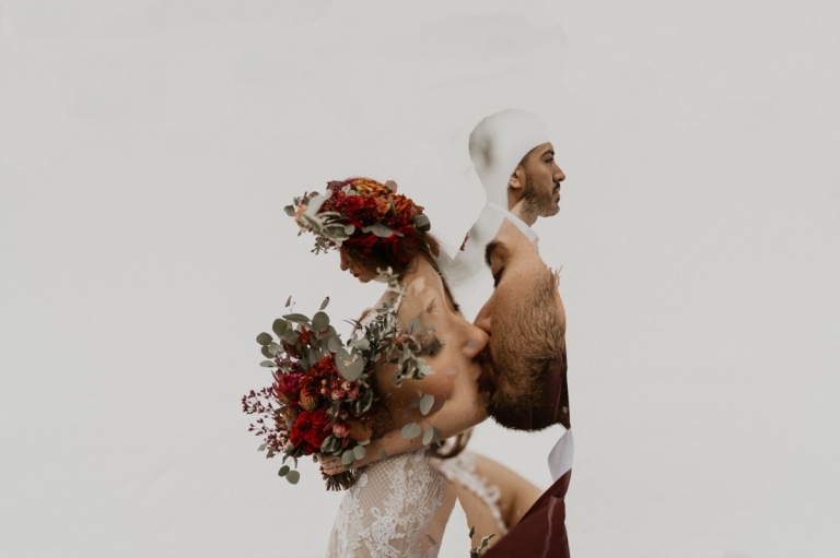 Mehrfachbelichtung mit dem Brautpaar, einem Kuss und roten Blumen