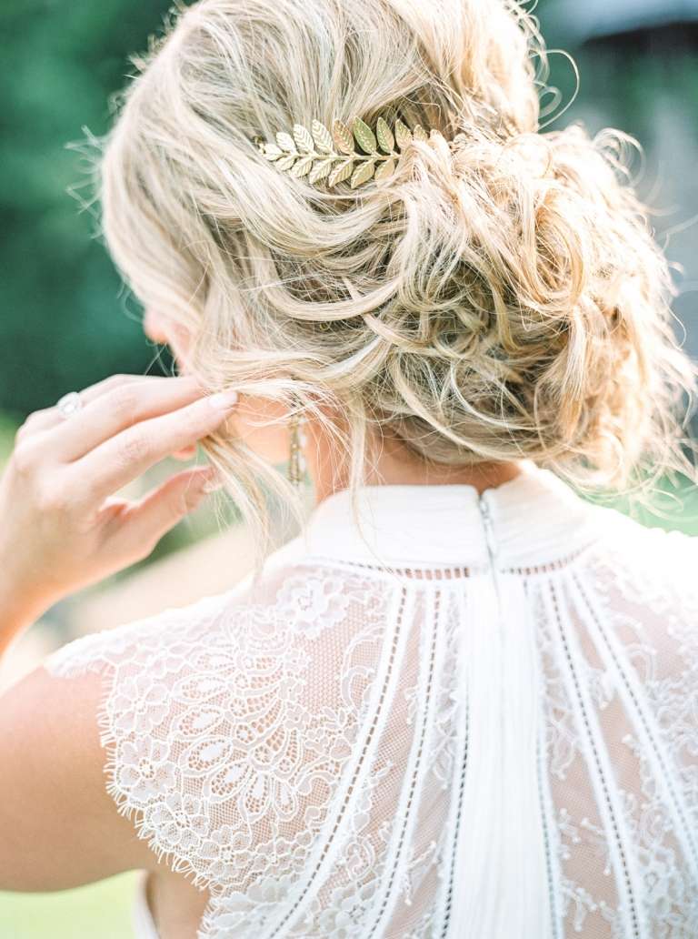 Messy Bun Frisuren Boho Style lässig Hochzeit Haarschmuck