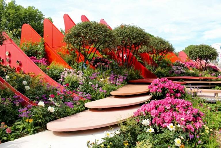 Moderne Gartengestaltung mit Nuancen der Farbe Rot und minimalistischen Elementen