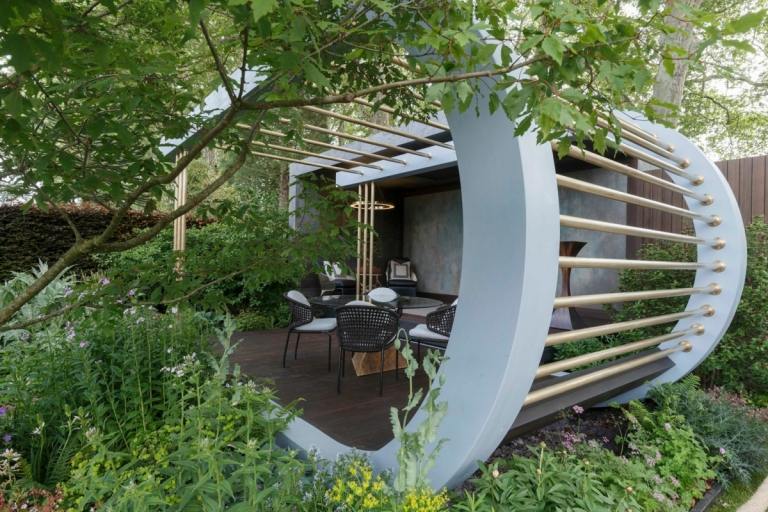 Moderne Pergola für die Terrasse im wilden Garten