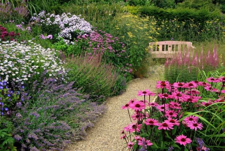 Natürlicher Gartenweg aus Kies mit Bepflanzung im englischen Stil