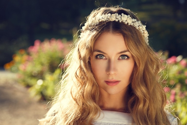 Offenes Haar tragen zur Hochzeit mit Mittelscheitel und Haarband mit Blumen