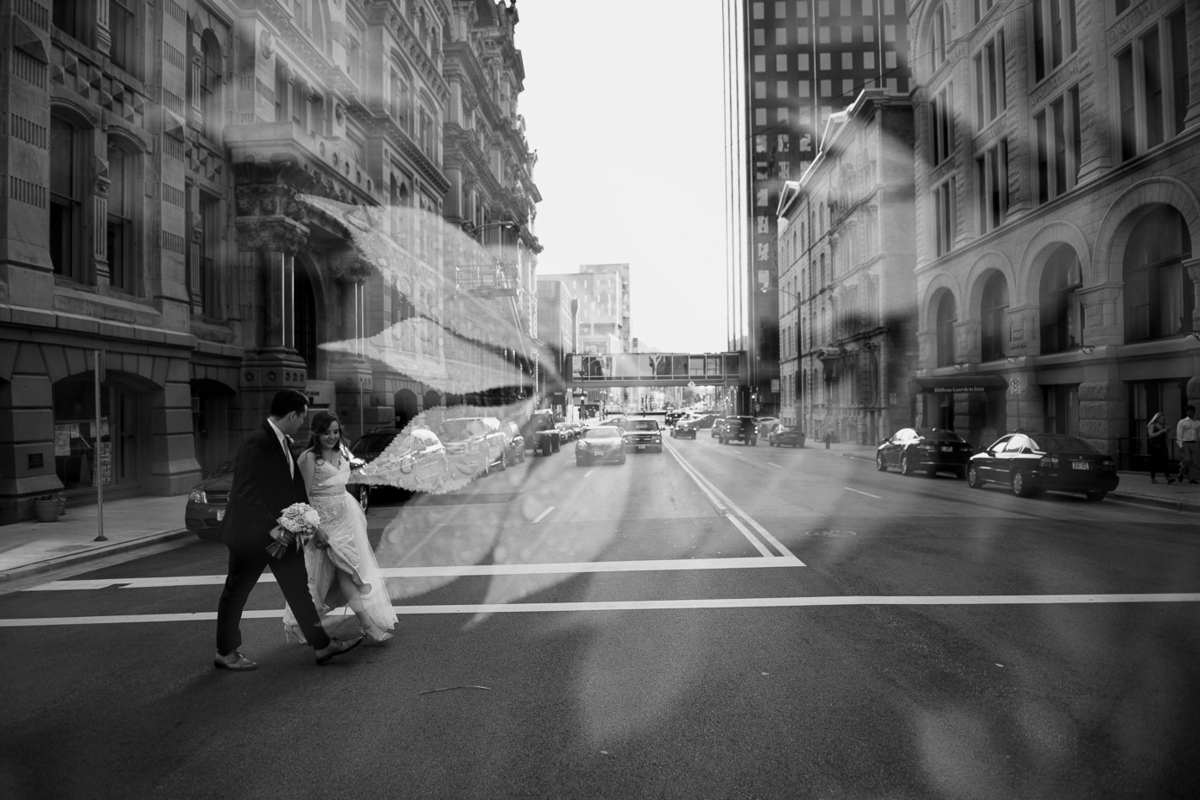 Originelle Hochzeitsfotos mit Doppelbelichtung in der Stadt und Brautpaar überquert die Straße