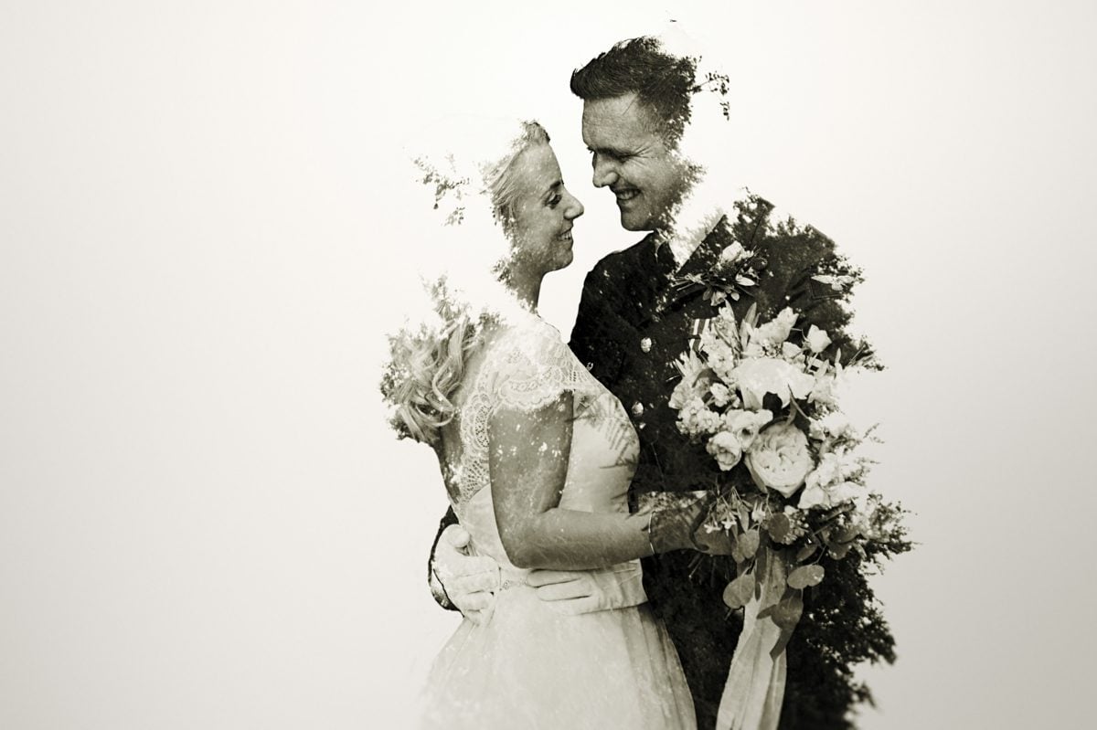 Originelle Hochzeitsfotos vom ersten Tanz als Ehepaar mit Retro-Effekt