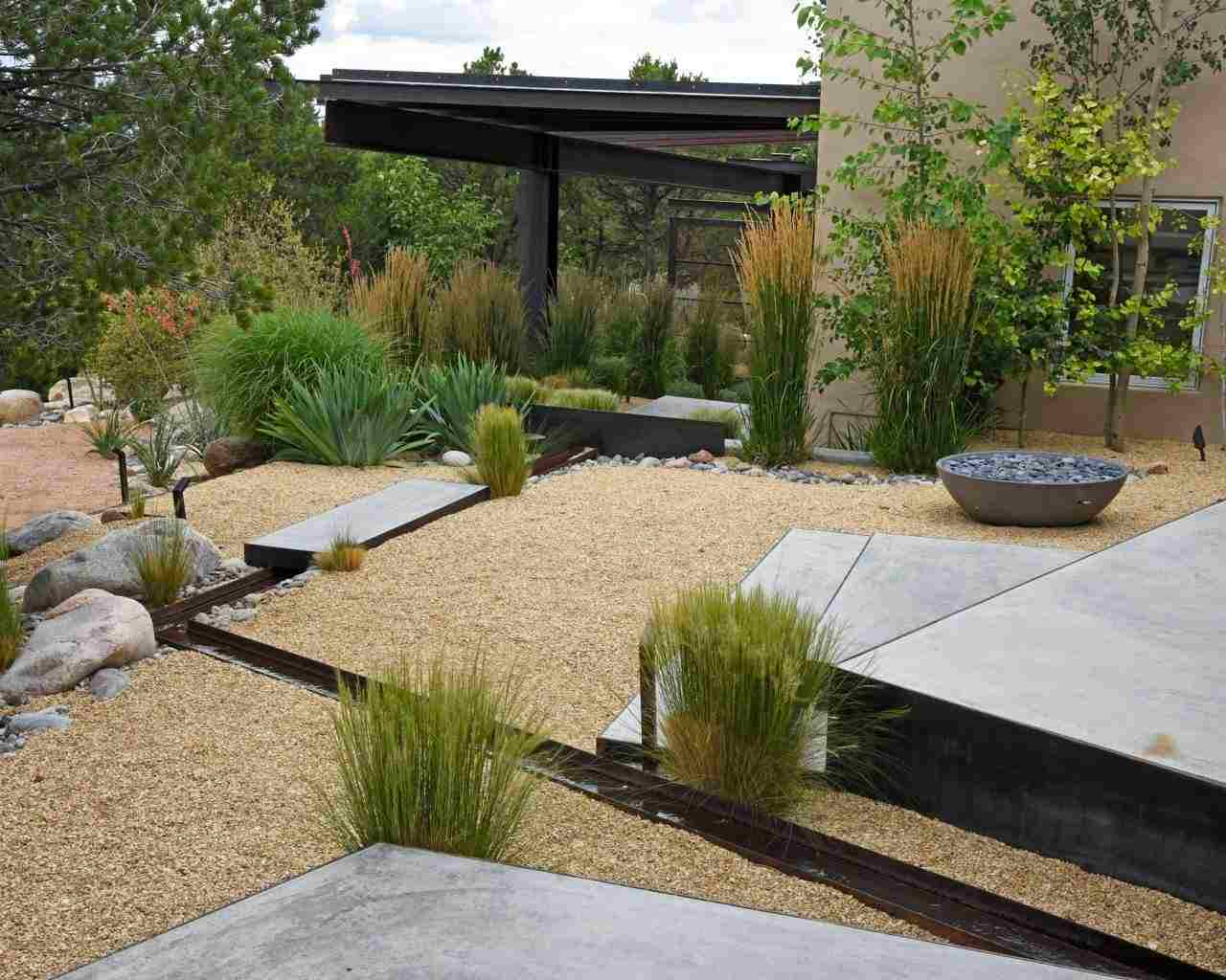 Platten für die Gartengestaltung mit Beton und Kies schaffen einen Steingarten