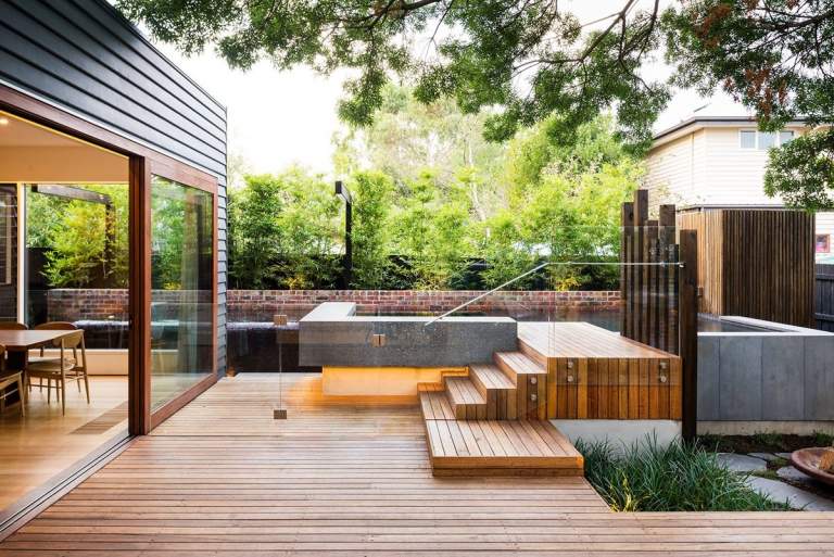 Pool aus Beton bauen und mit Terrasse und Treppe aus Holz kombinieren