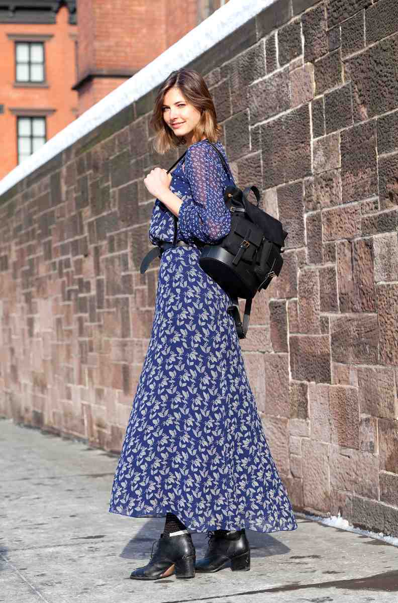 Präriekleider kombinieren Modetrend lang Trendfarben Sommer 2019 Blau Rucksack schwarz