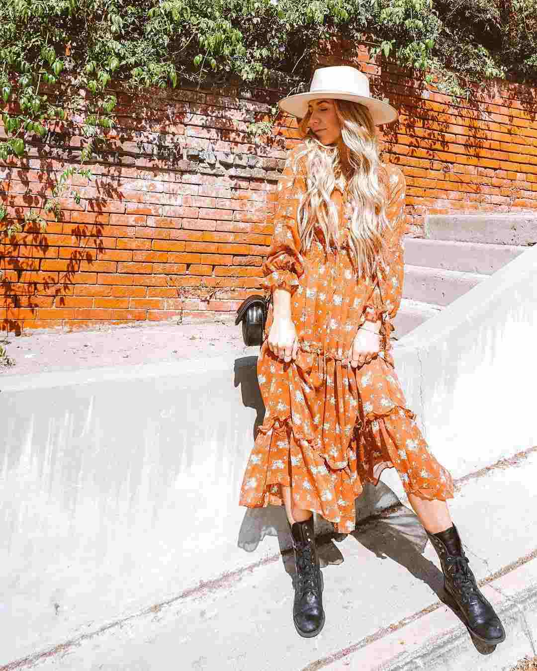Präriekleider kombinieren Outfit Ideen Damenhut Modetrends Kleider Stiefeletten Boho Look