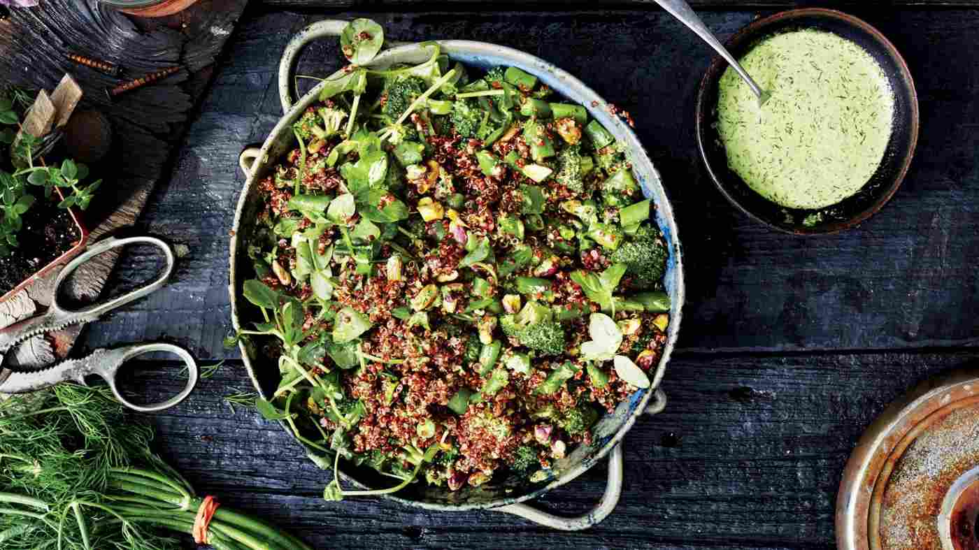 Quinoa Salat als leichtes Abendessen im Sommer mit Brokkoli, Bohnen und Zuckererbsen