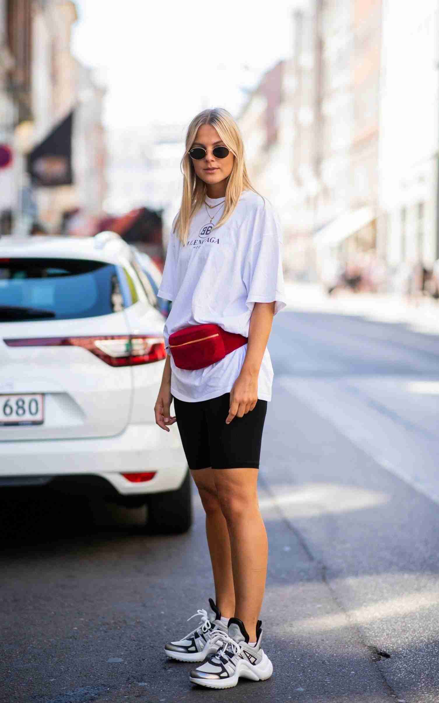 Radlerhose kombinieren T-Shirt Gurteltasche rot Leder Sneakers Sonnenbrille rund Modetrends