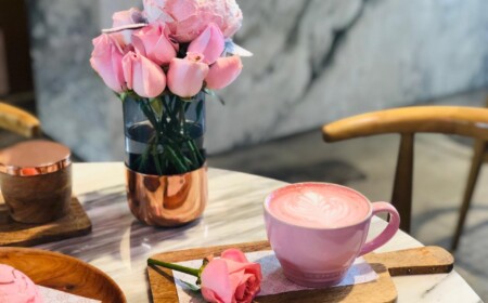 Red Velvet Latte Rezept Kaffee kochen Kaffeeart Blumenvase Rosen