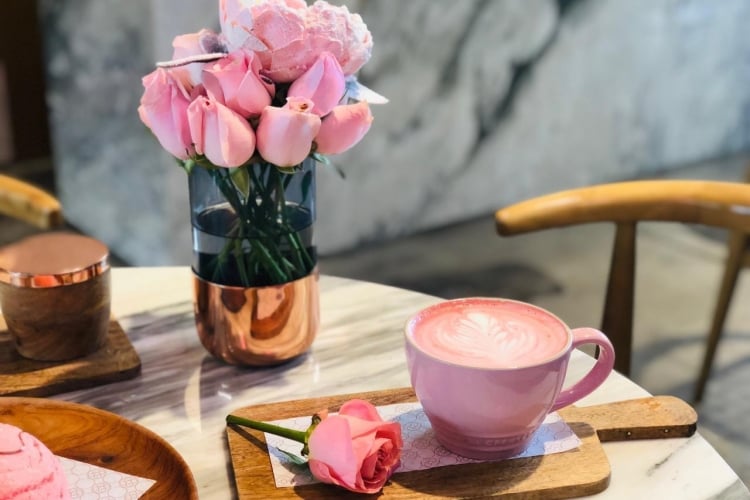 Red Velvet Latte Rezept Kaffee kochen Kaffeeart Blumenvase Rosen