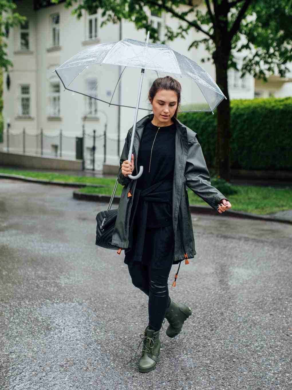 Regen Outfit für Damen im Sommer in Schwarz und Dunkelgrün mit Boots