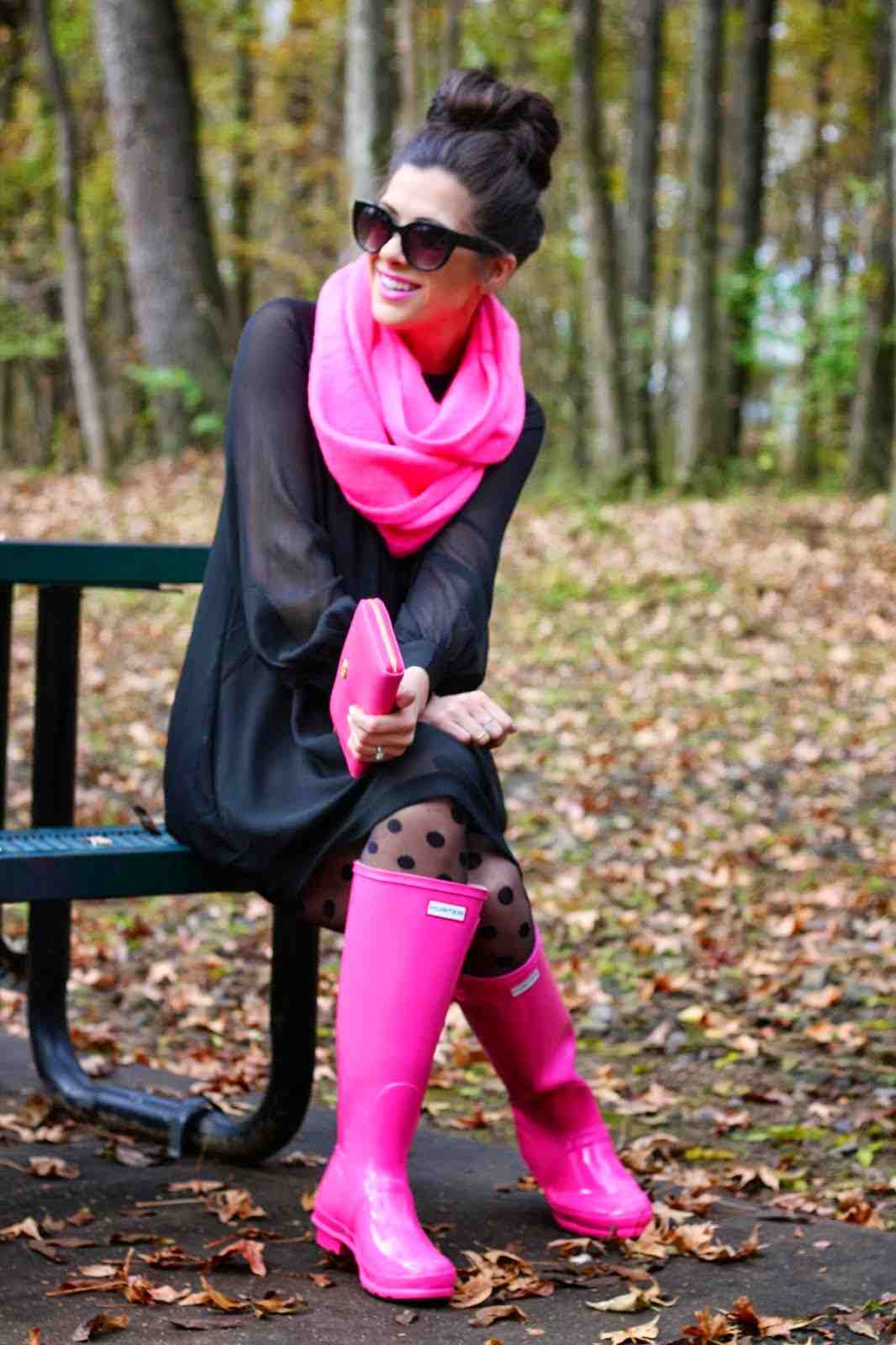 Regenbekleidung für Damen in Pink und Schwarz mit Gummistiefel und Schal
