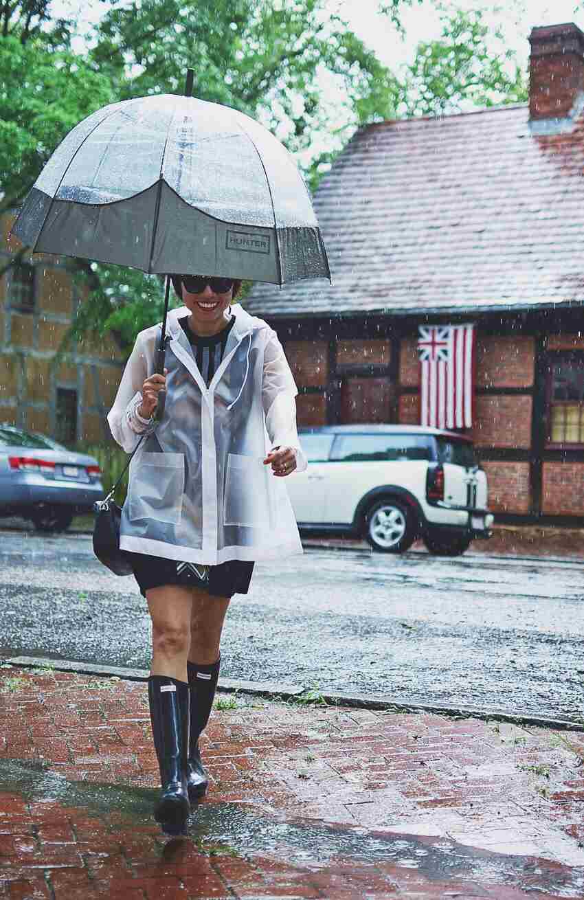 Regenbekleidung für Damen mit einer durchsichtigen Regenjacke und Kleid