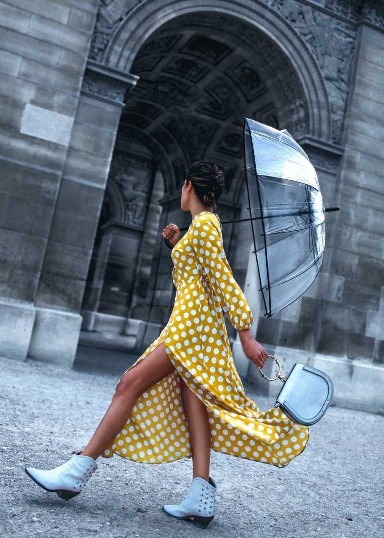 Regenbekleidung für Damen mit langärmligem Kleid, Boots und durchsichtigem Regenschirm