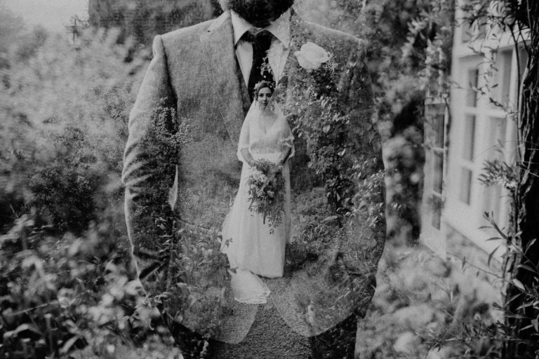 Retro-Effekt für ein Hochzeitsfoto - Bräutigam mit Anzug und Ansteckblume