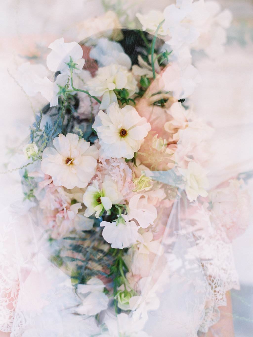 Romantische Idee mit vielen Blumen, kombiniert mit der Braut