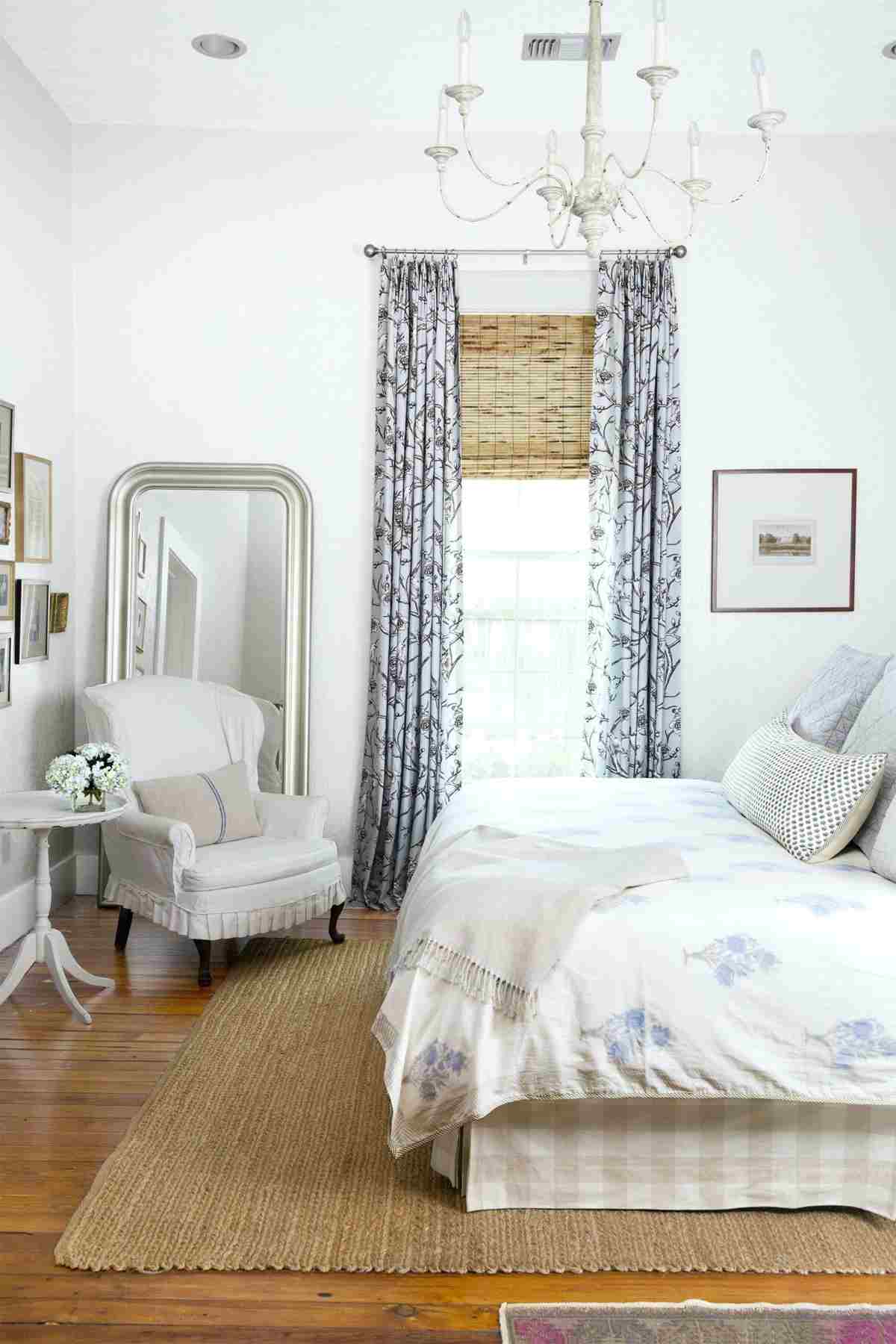 Romantisches Zimmer im Landhausstil mit Sessel und Spiegel, Beistelltisch und Vorhängen als Deko