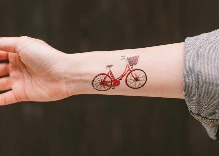 Rote Tattoos und was Sie darüber wissen sollten - Fahrrad mit Schwarz
