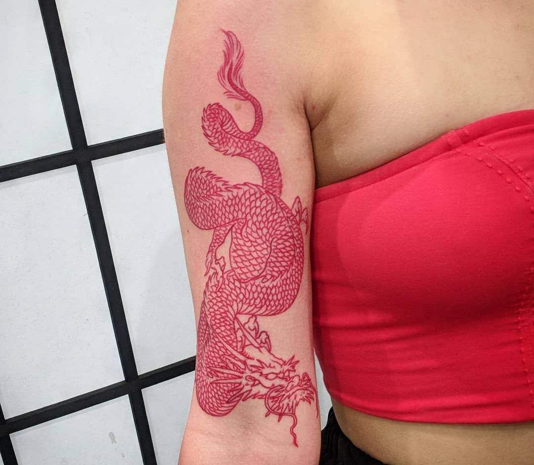 Roter Drache auf dem Arm mit aiatischer Symbolik