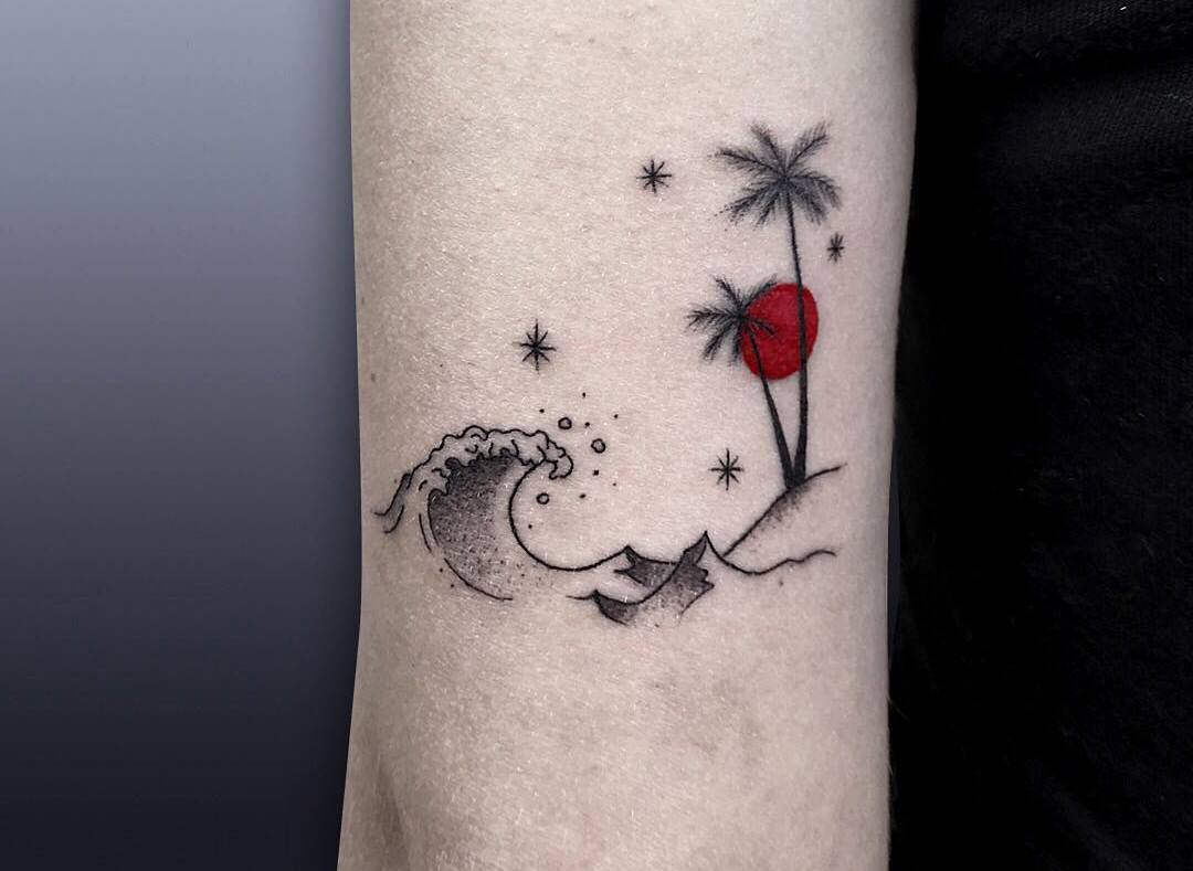 Roter Mond als Akzent für ein Motiv mit Insel, Palme, Sterne und Welle