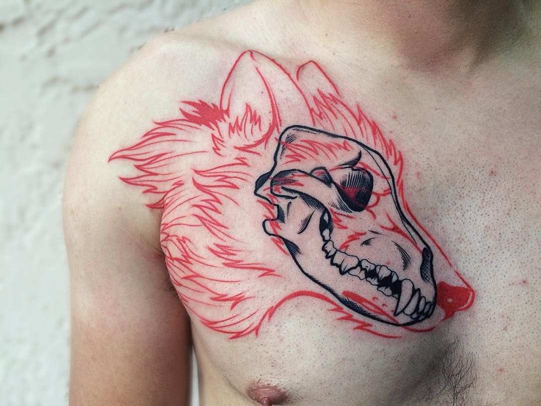 Roter Wolf mit Schädel in Schwarz auf der Brust