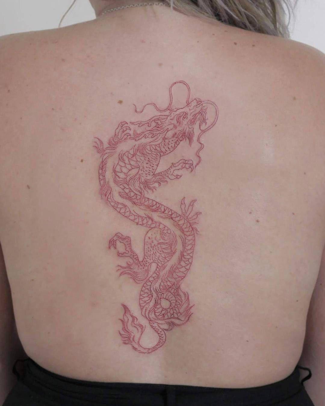 Rücken tätowieren mit einem roten chinesischen Drachen
