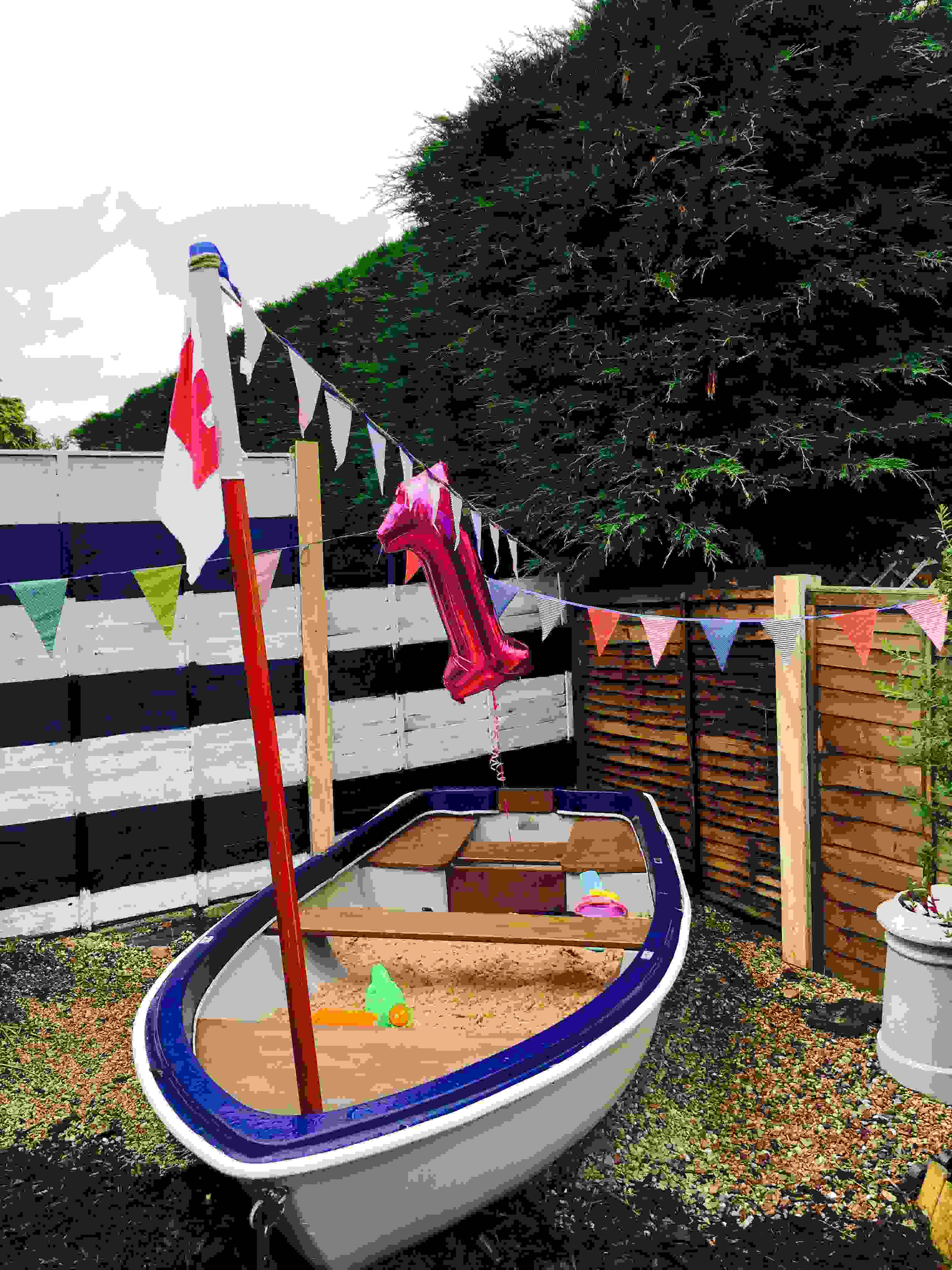 Sandkasten Piratenschiff selber bauen Anleitung einfach Sandkasten Spielplatz Garten