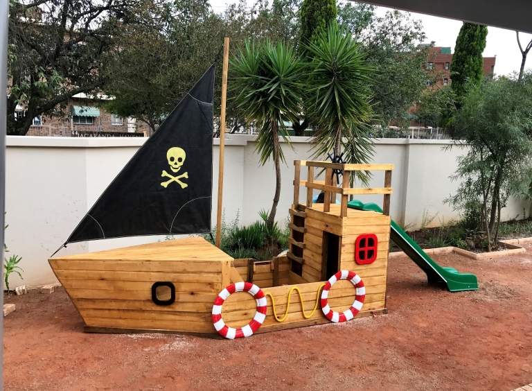 Sandkasten Piratenschiff selber bauen DIY Anleitung einfach Garten gestalten Spielplatz Kinder